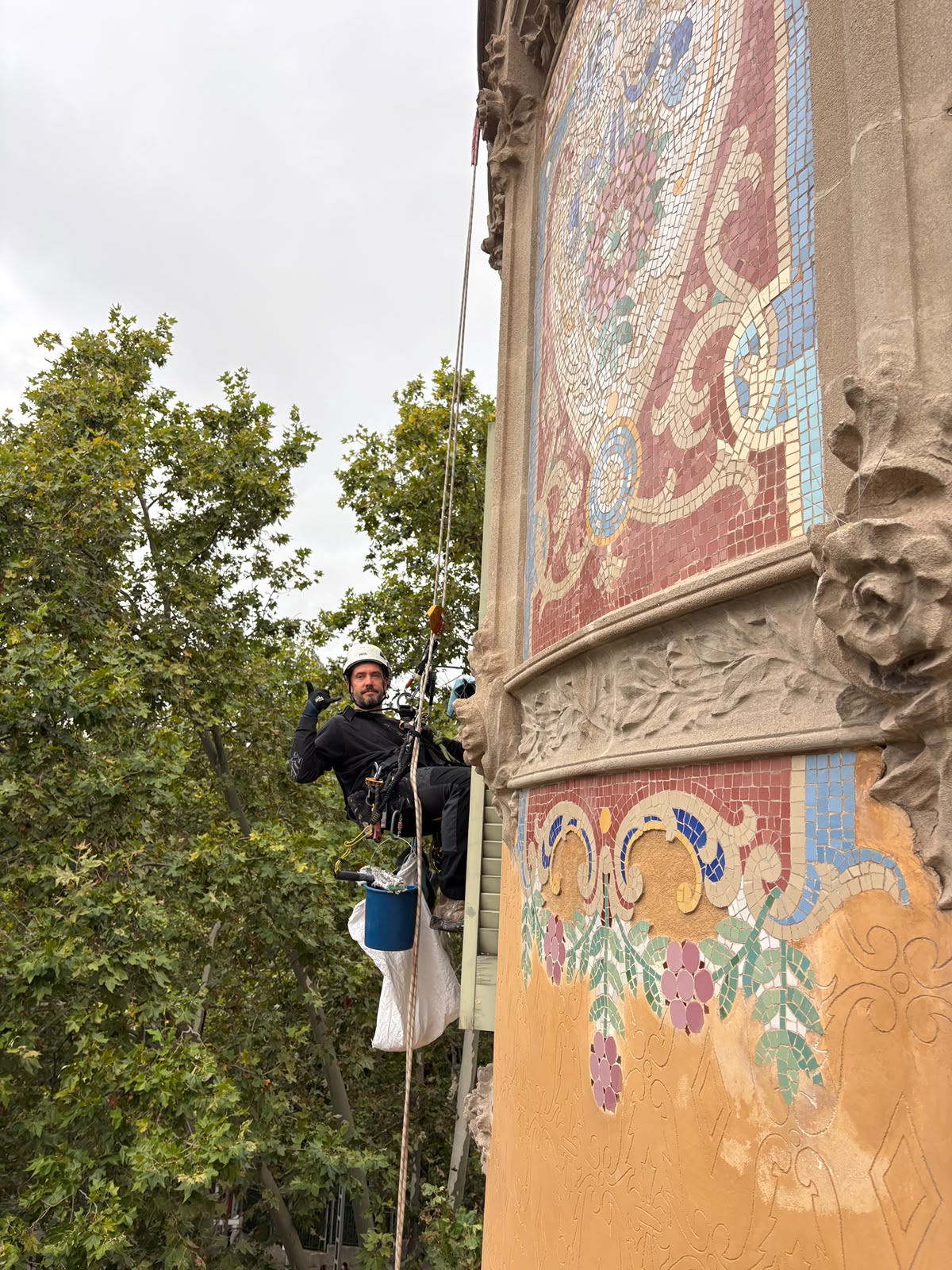 Mural en fachada, Passeig de Sant Gervasi (detalle)