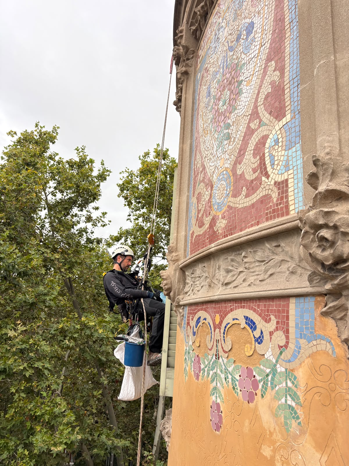 Mural en fachada, Passeig de Sant Gervasi